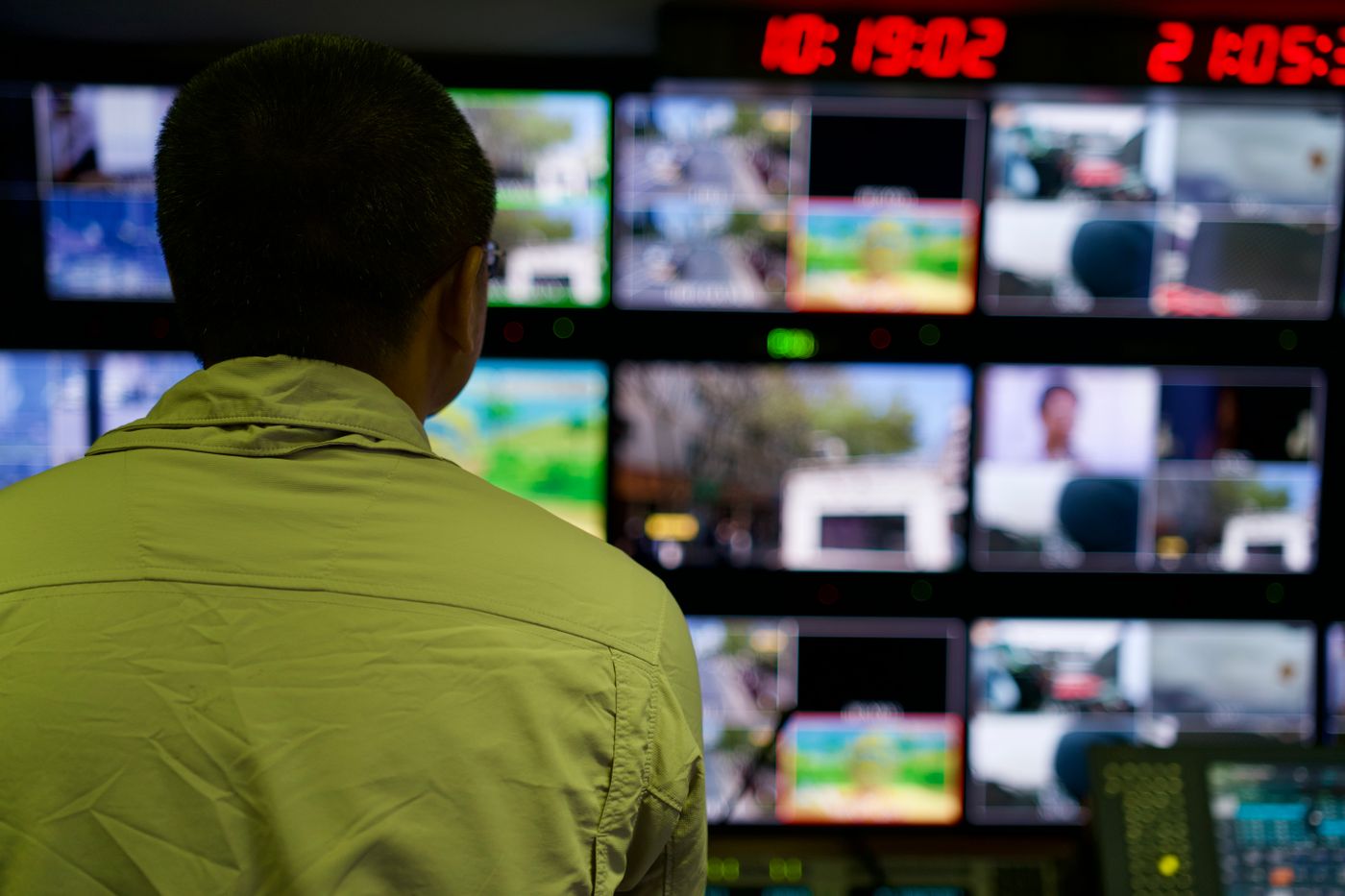 Experto observando múltiples cámaras en vivo en una sala de monitoreo