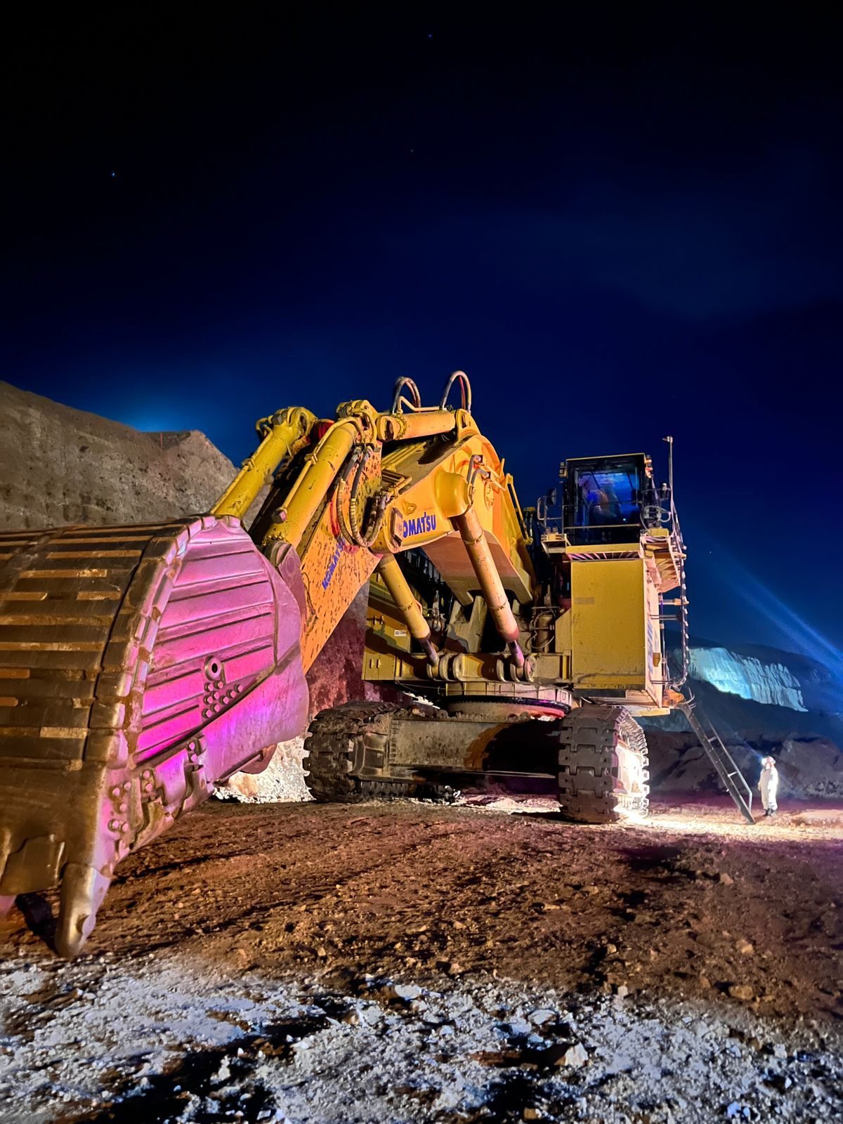 Pala hidráulica Komatsu en faena minera durante turno nocturno