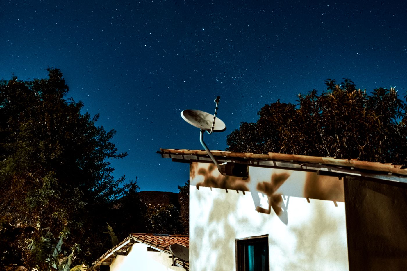 Conectividad satelital en zona remota bajo cielo estrellado